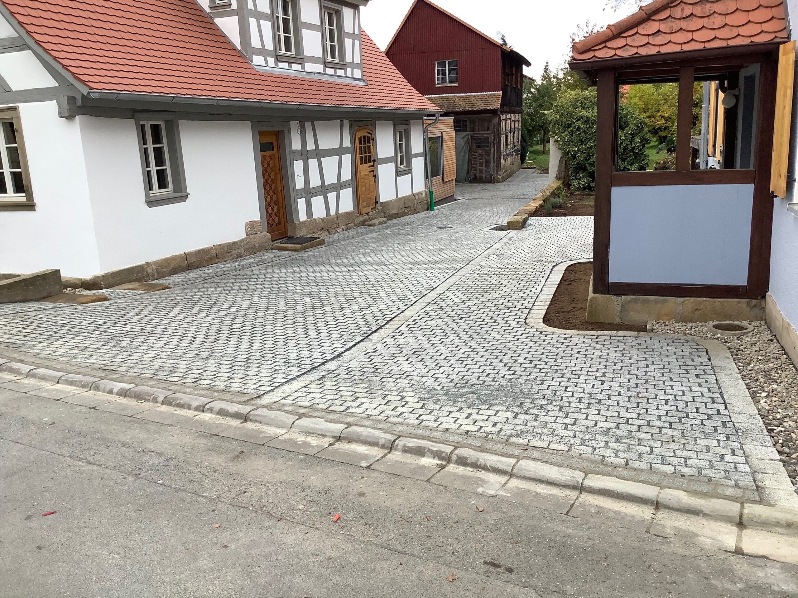 Gepflasterte Einfahrt eines Einfamilienhauses